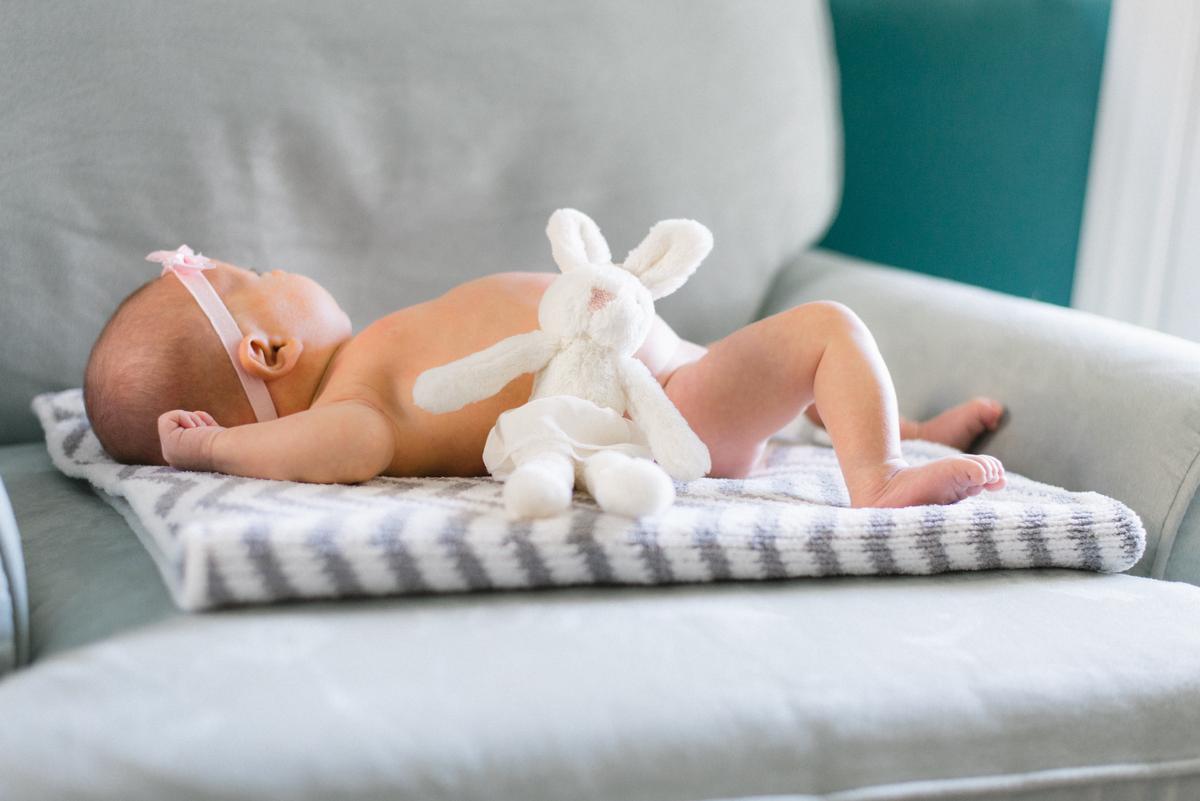 Un enfant à côté d'un lapin en peluche 