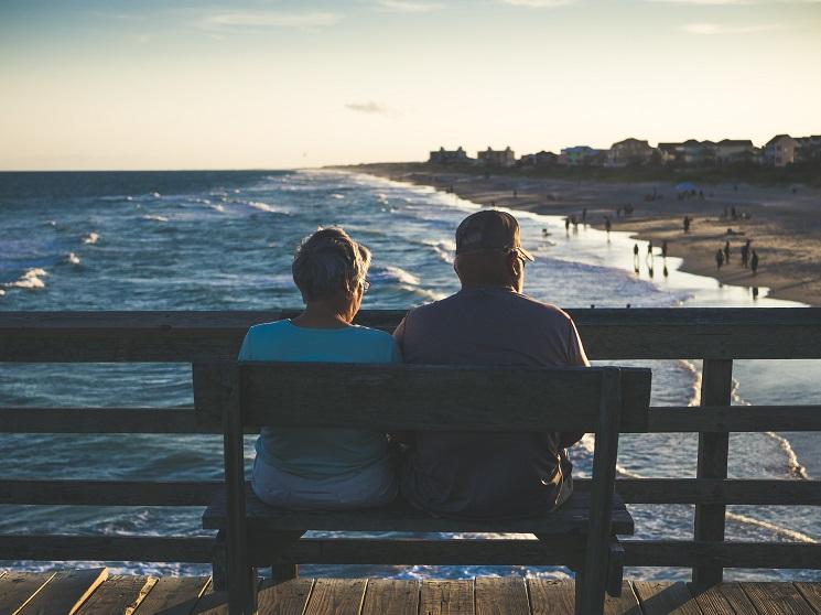 deux retraités sur un banc, face à la mer