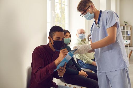 des personnes qui se font vacciner