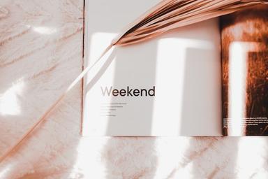 Magazine design ouvert sur une page weekend 