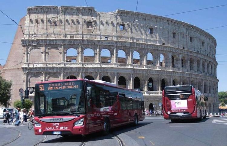 Les bus de la ville de Rome devant le Colisée