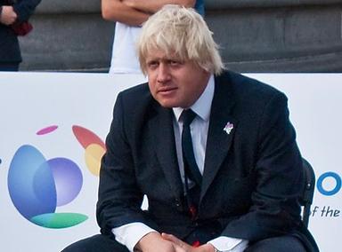 Boris Johnson assis sur une chaise