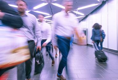 Voyageurs dans un aéroport