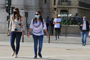 Des personnes masquées marchent dans la rue au Portugal