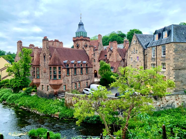 L'emblématique bâtiment aux briques rouges Well Court qui hébergeaient les ouvriers locaux qui travaillaient aux 11 moulins à eau de Dean Village dans les années 1880. 