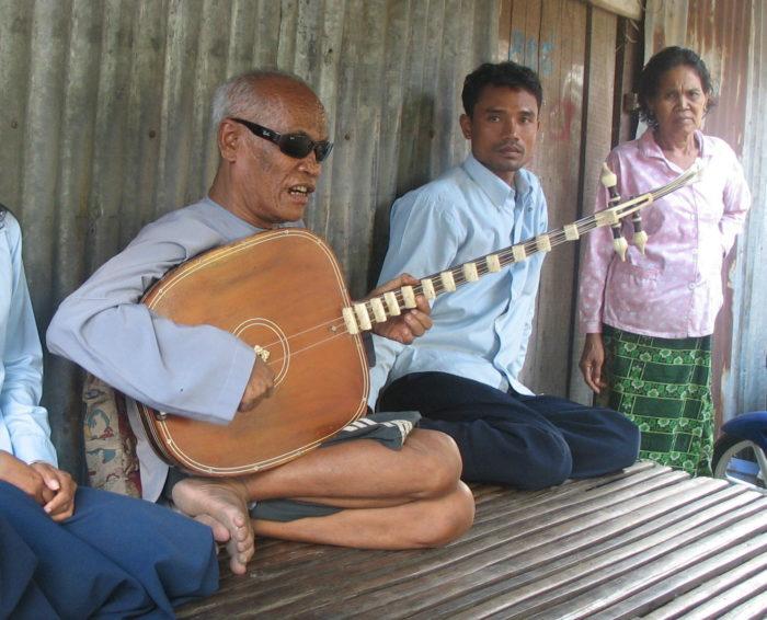 Kong Nai, célèbre joueur de chapei dang veng, en train de jouer de son instrument à Phnom Penh en 2007