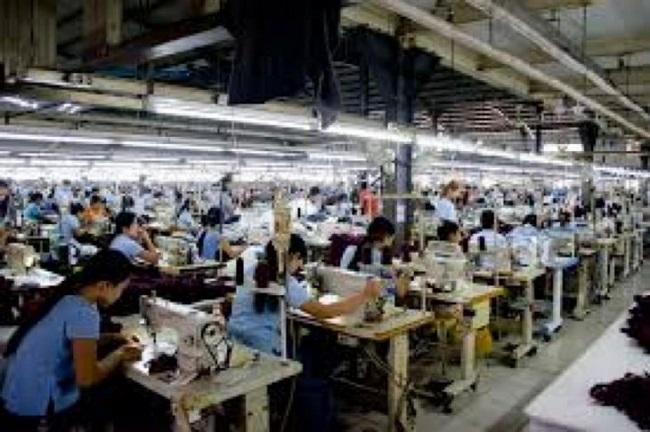 Des femmes au travail dans une usine de confection de Birmanie