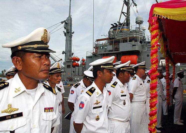 Officiers Cambodgiens et américains côte à côte lors d'une prise d'armes en 2011 _0