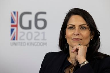 Priti Patel au G6 2021, elle sourit