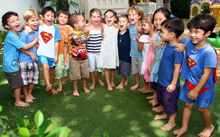 Des enfants en cercle dans la cour de l'Ecole bilingue Acacia a Bangkok