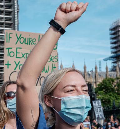 Une infirmière en tenue manifeste