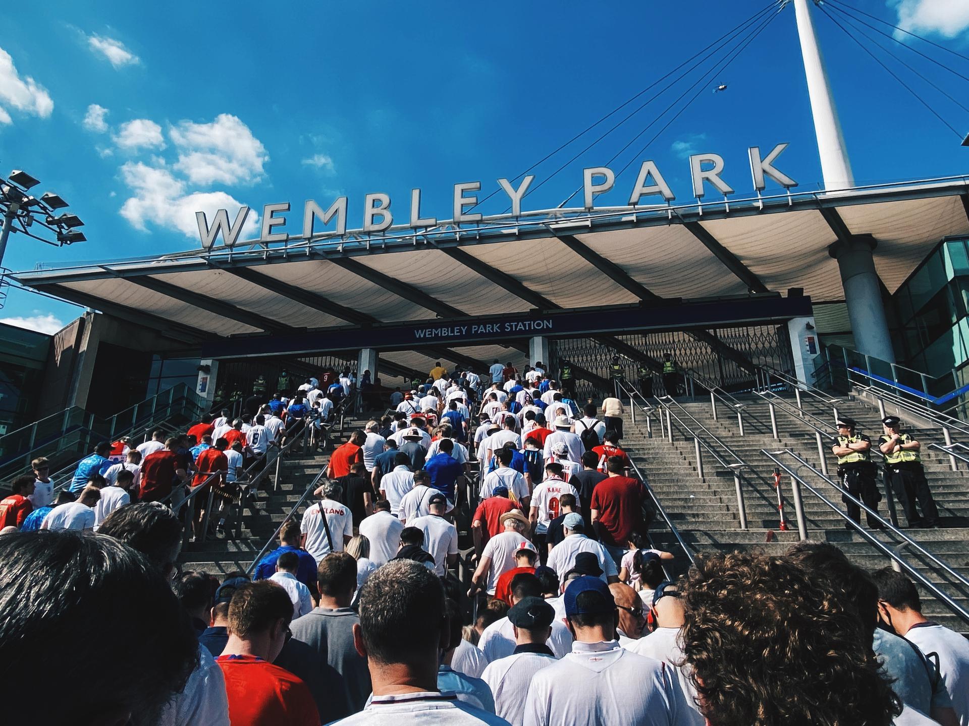 Une foule se massant devant la station de Wembley