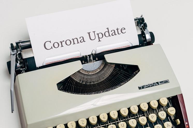 Une machine à écrire, dedans le début d'un document intitulé "Corona Update"