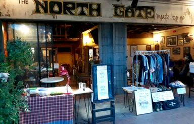 Une brocante organisee devant le bar musical North Gate a Chiang Mai