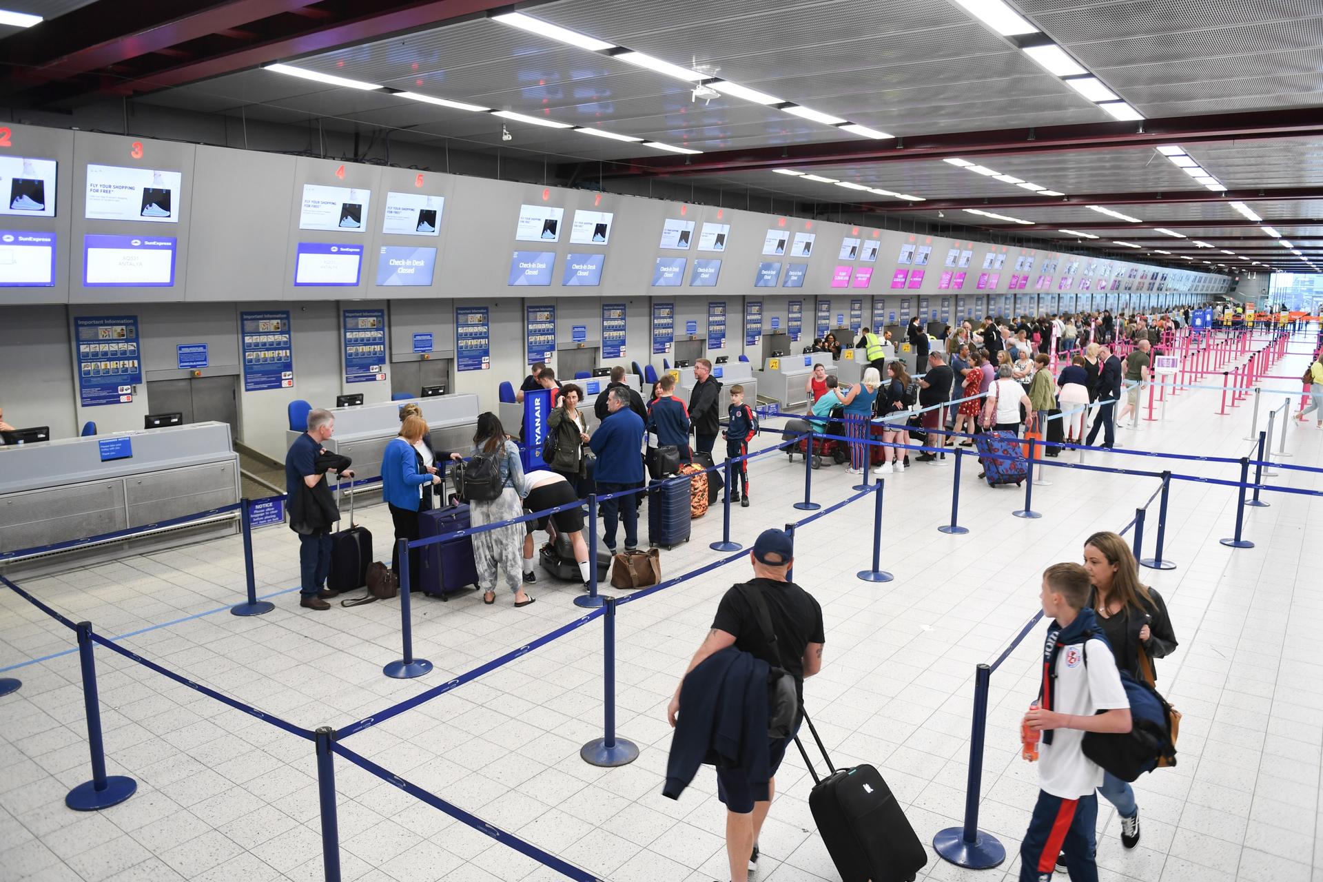 Des passages attendant au check-in dans un aéroport