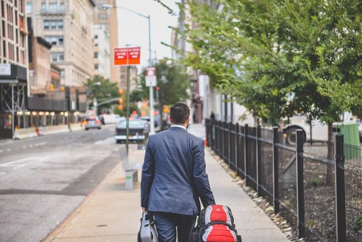 un homme dans la rue avec une valise