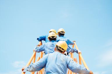 Des hommes en uniforme montent les escaliers en file indienne