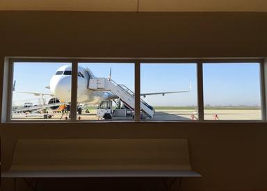 Un avion à l'aéroport