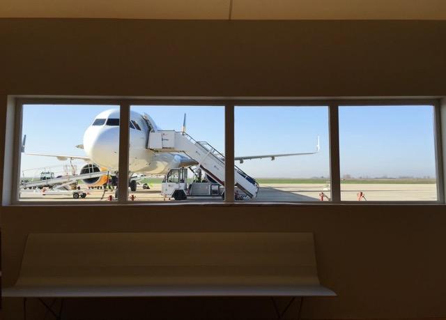 Un avion à l'aéroport