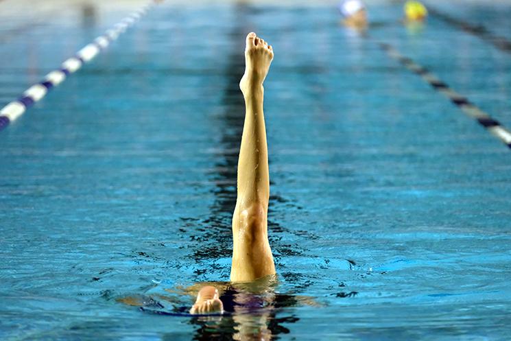 La pointe de pied d'un nageuse de natation synchronisée des Naiades de Nouméa