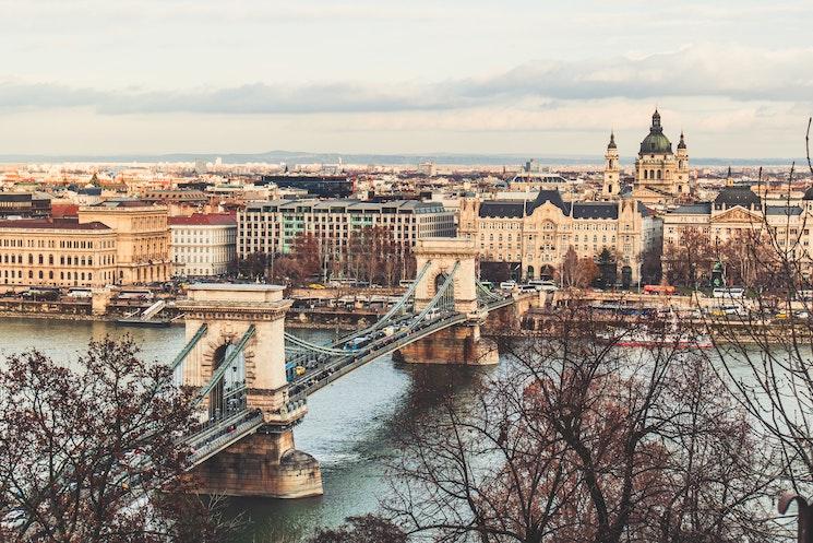 Des voitures sur un pont à Budapest en Hongrie