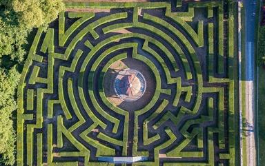 labyrinthe parc sirguta en italie