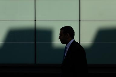 Un homme marche dans l'ombre