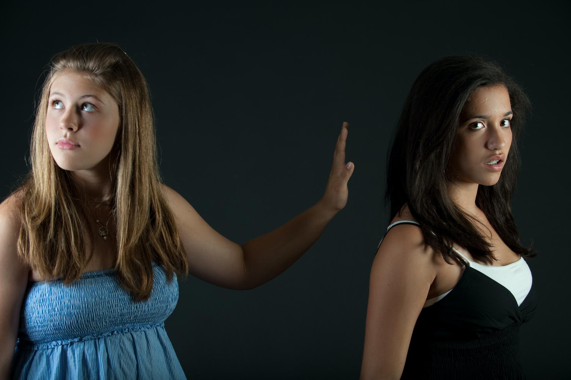 Deux femmes se tournant le dos