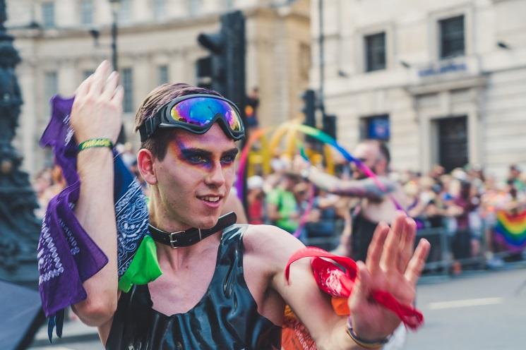 Un homme maquillé aux couleurs du drapeau pansexuel durant une Pride de Londres