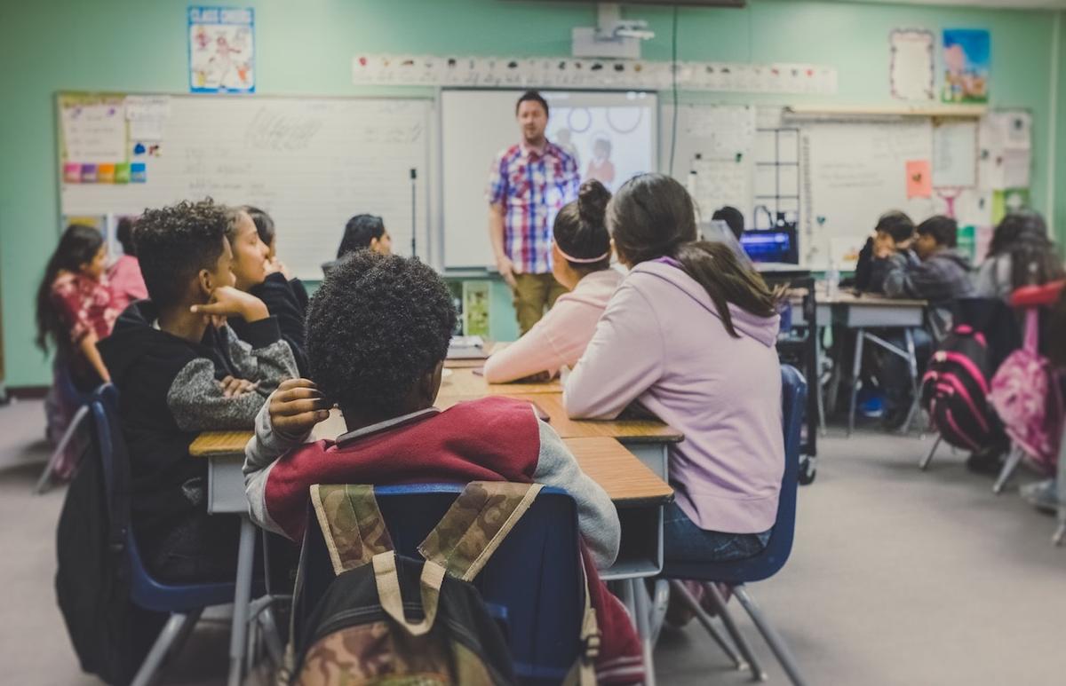 Des élèves dans une classe en train de suivre un cours