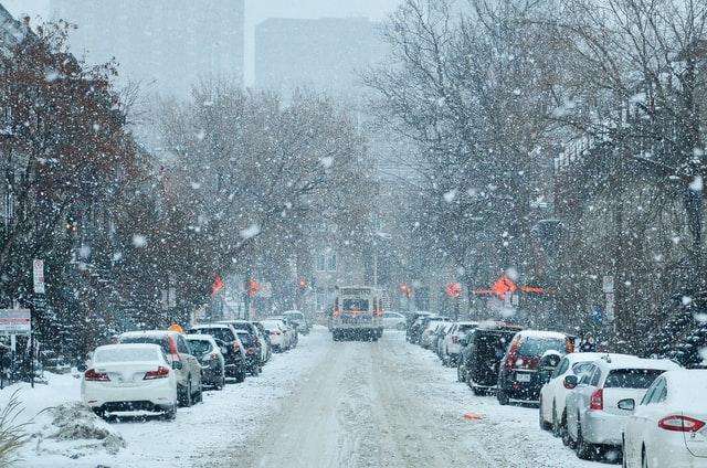 Une rue de Montréal, au Canada, sous la neige