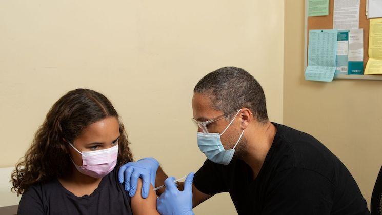 Une Française de l'étranger se fait vacciner 