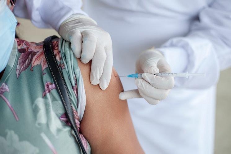 Quelqu'un se faisant vacciner contre la Covid-19