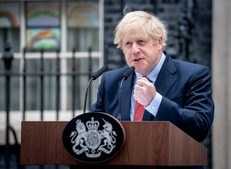 Boris Johnson en train de réaliser un discours.