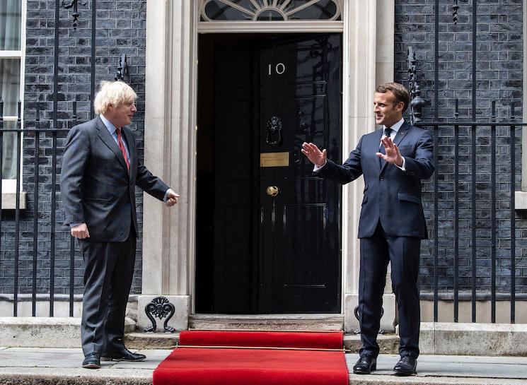 Boris Johnson et Emmanuel Macron devant 10 Downing Street