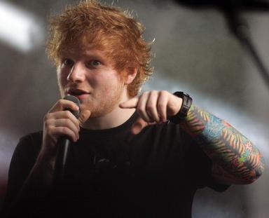 Le chanteur Ed Sheeran en train de chanter