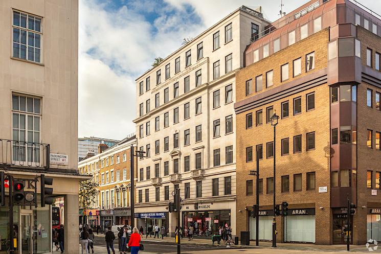 Les jolis bâtiments de Londres à Baker Street 