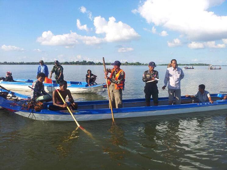 Officiels cambodgiens  sur une barque Photo police de Kandal_2