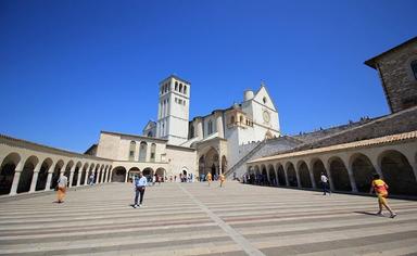 place d'une cathédrale italienne en Ombrie