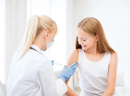 infirmière vaccinant un enfant contre la Covid-19