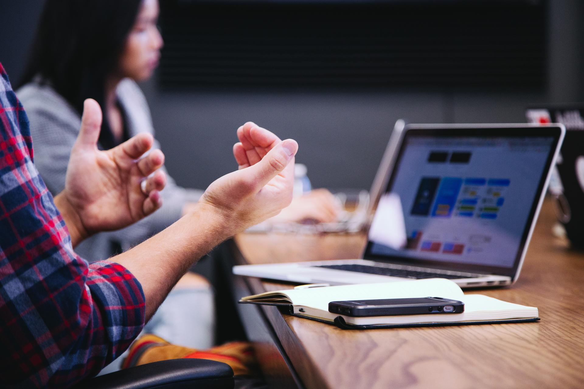 homme parlant devant son ordinateur à un webinar