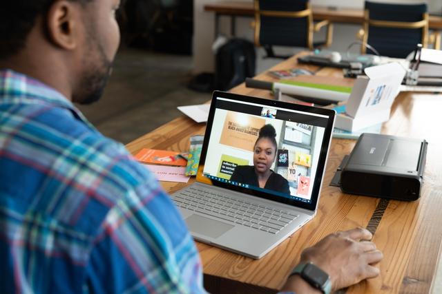 homme qui assiste à un webinar 