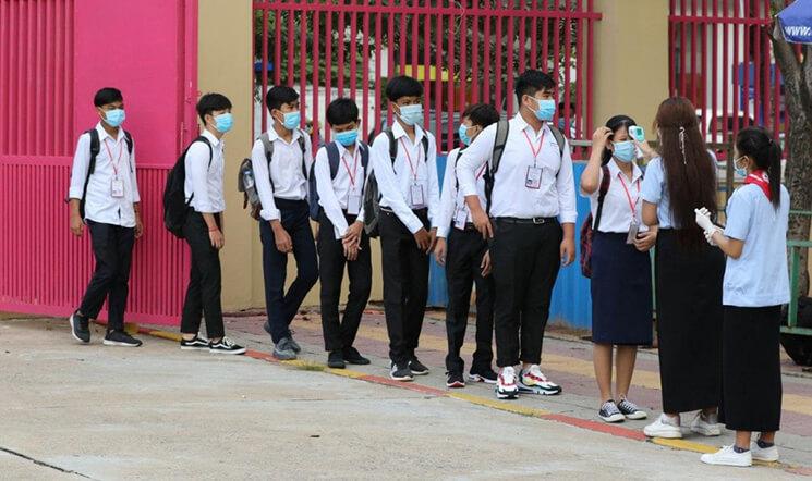 prise de la température devant une école cambodgienne