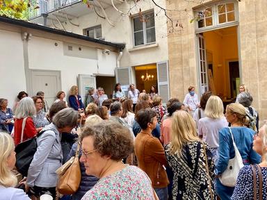 Rassemblement de personnes pour le Café de rentrée de France Retour Accueil