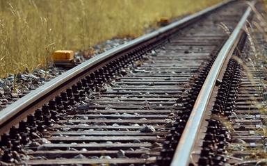 des rails de chemin de fer dans la campagne