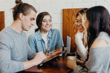 Des étudiants qui discutent