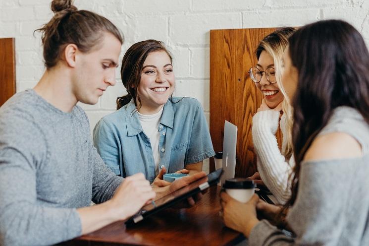 Des étudiants qui discutent