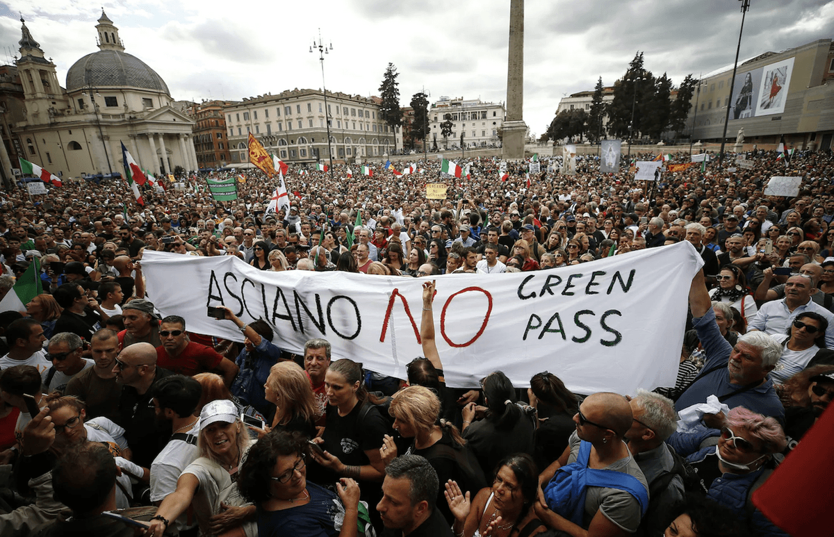 Des personnes en train de manifester contre le pass sanitaire