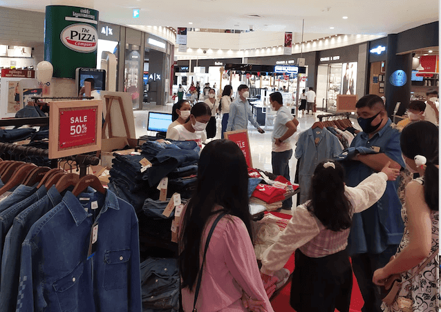 Des clients dans Aeon Phnom Penh