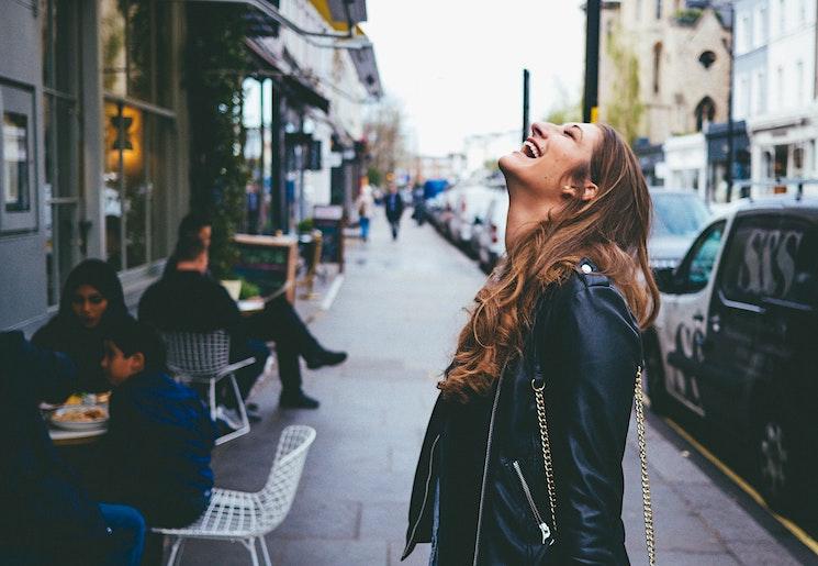 Femme heureuse en perfecto dans les rues de Londres